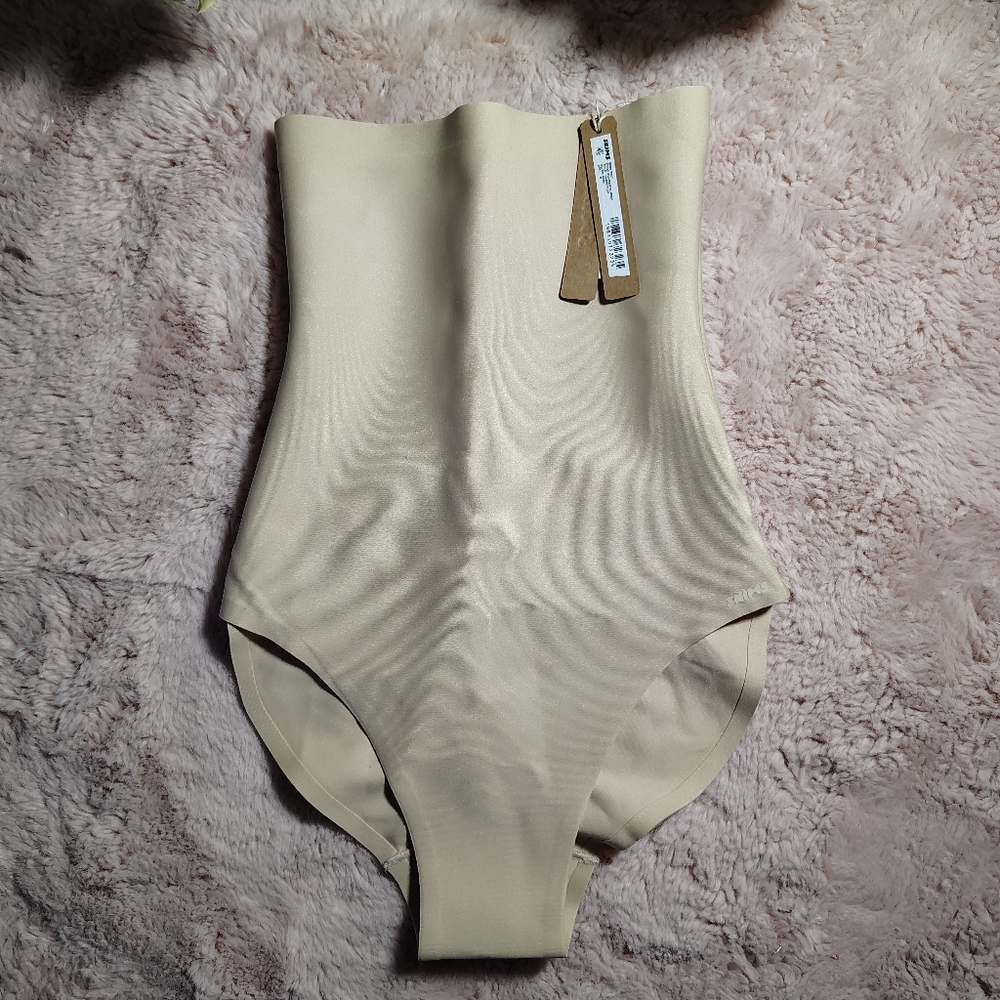 $74 Skims Body Core Sculpting High Waist Brief Medium